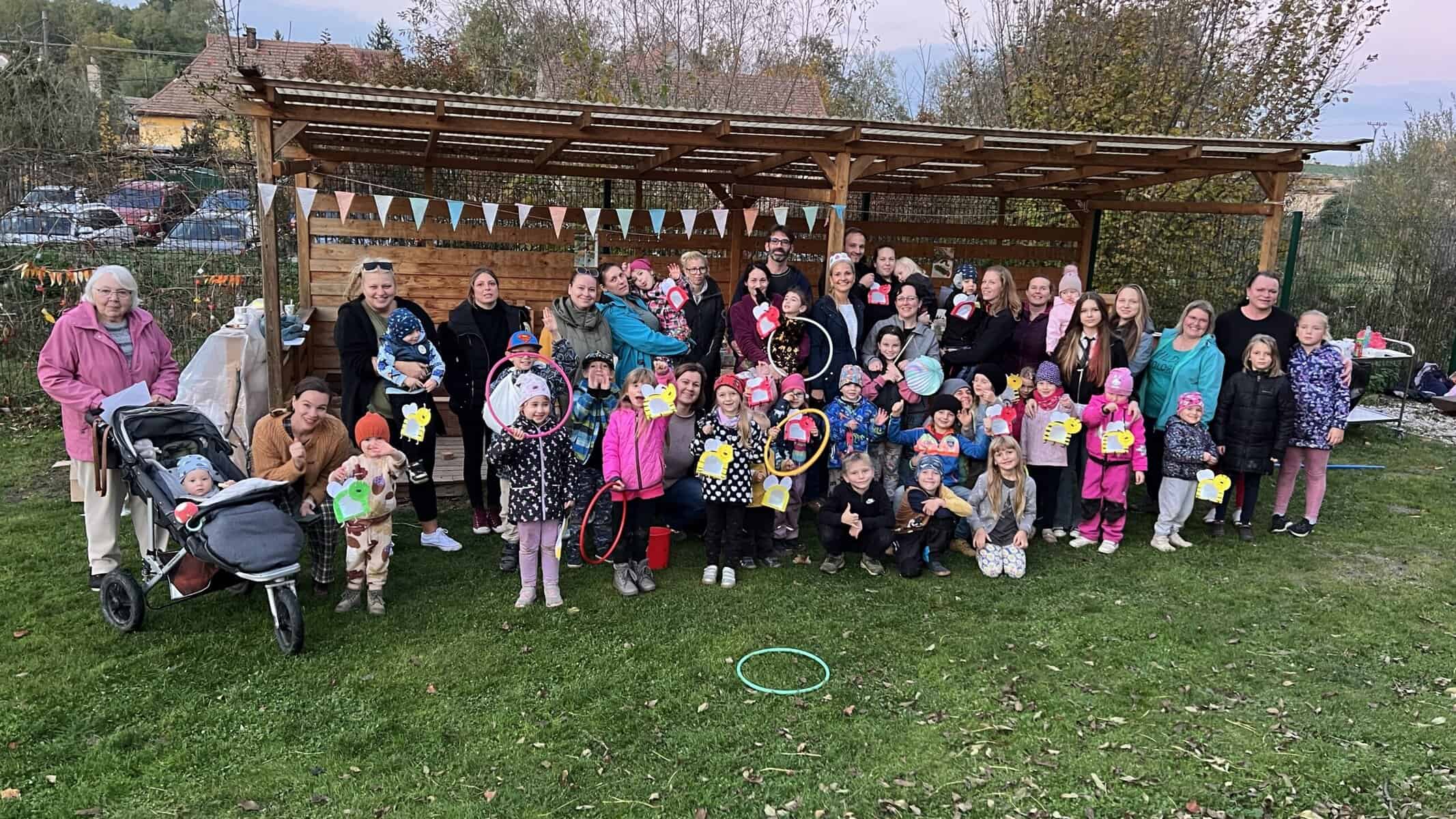 IMG_4268 Barevný kolektiv dětí a pedagogů na zahradě MŠ Zahrádka Sv. Františka při oslavě jara nebo jiné společné akci s dekoracemi, hračkami a veselou atmosférou.